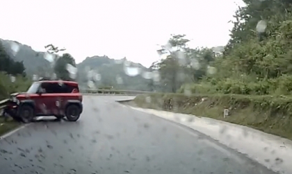 Clip TNGT: Tài xế VinFast VF 3 bất cẩn đổ đèo tự gây tai nạn