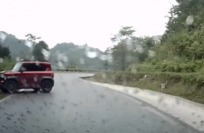 Clip TNGT: Tài xế VinFast VF 3 bất cẩn đổ đèo tự gây tai nạn