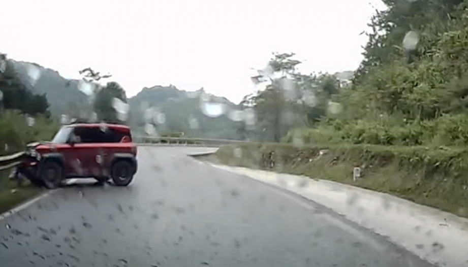 Clip TNGT: Tài xế VinFast VF 3 bất cẩn đổ đèo tự gây tai nạn