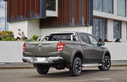 Các cụ tư vấn giúp xe Mitsubishi Triton bị giật khi đạp lại ga