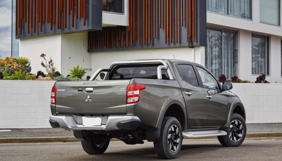 Các cụ tư vấn giúp xe Mitsubishi Triton bị giật khi đạp lại ga