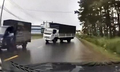 Clip TNGT: Phóng nhanh vượt ẩu, gặp combo đường trơn đánh lái đột ngột, xe tải quăng đuôi vào xe du lịch