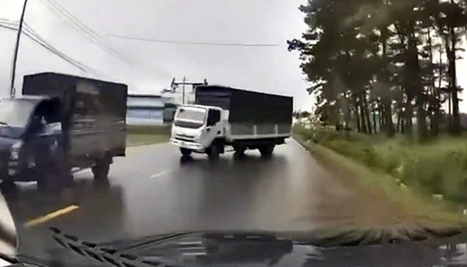 Clip TNGT: Phóng nhanh vượt ẩu, gặp combo đường trơn đánh lái đột ngột, xe tải quăng đuôi vào xe du lịch