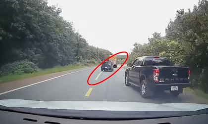 Ý thức Giao thông: Cần xử lý tài xế Ford Ranger đỗ chặn trên đường cong để xe khác dễ đè vạch liền