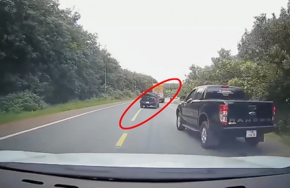 Ý thức Giao thông: Cần xử lý tài xế Ford Ranger đỗ chặn trên đường cong để xe khác dễ đè vạch liền