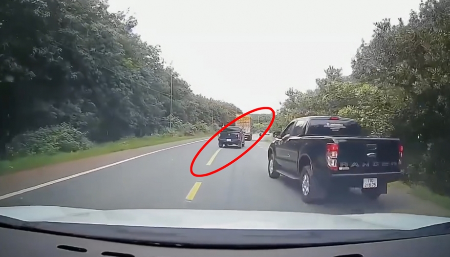 Ý thức Giao thông: Cần xử lý tài xế Ford Ranger đỗ chặn trên đường cong để xe khác dễ đè vạch liền