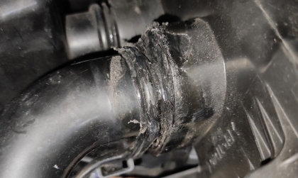 Chỗ hở keo của ống này trong động cơ Mitsubishi Attrage có vấn đề gì không?