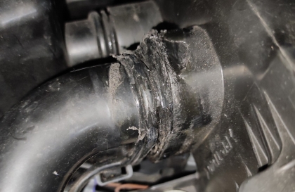 Chỗ hở keo của ống này trong động cơ Mitsubishi Attrage có vấn đề gì không?