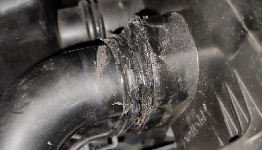 Chỗ hở keo của ống này trong động cơ Mitsubishi Attrage có vấn đề gì không?