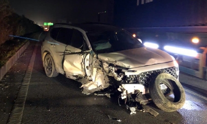 Ảnh TNGT: Hyundai Santa Fe đâm vào đuôi xe tải đang thay lốp trên cao tốc Hà Nội - Thái Nguyên