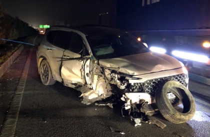 Ảnh TNGT: Hyundai Santa Fe đâm vào đuôi xe tải đang thay lốp trên cao tốc Hà Nội - Thái Nguyên