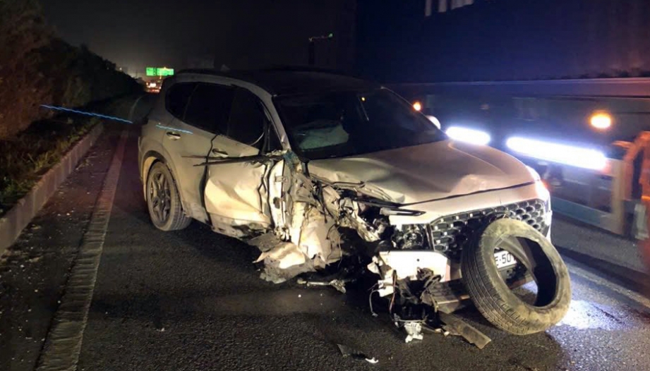 Ảnh TNGT: Hyundai Santa Fe đâm vào đuôi xe tải đang thay lốp trên cao tốc Hà Nội - Thái Nguyên