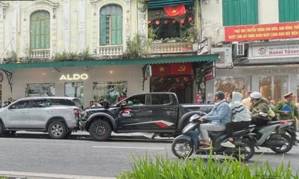 Ảnh TNGT: Đưa xe cho bảo vệ lái, chủ xe  Ford Ranger Raptor gặp rắc rối lớn khi gặp tai nạn liên hoàn