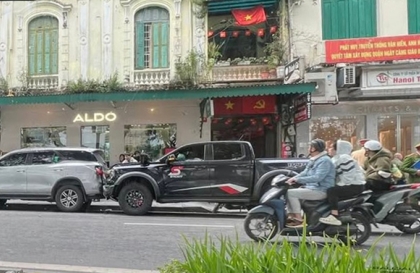 Ảnh TNGT: Đưa xe cho bảo vệ lái, chủ xe  Ford Ranger Raptor gặp rắc rối lớn khi gặp tai nạn liên hoàn