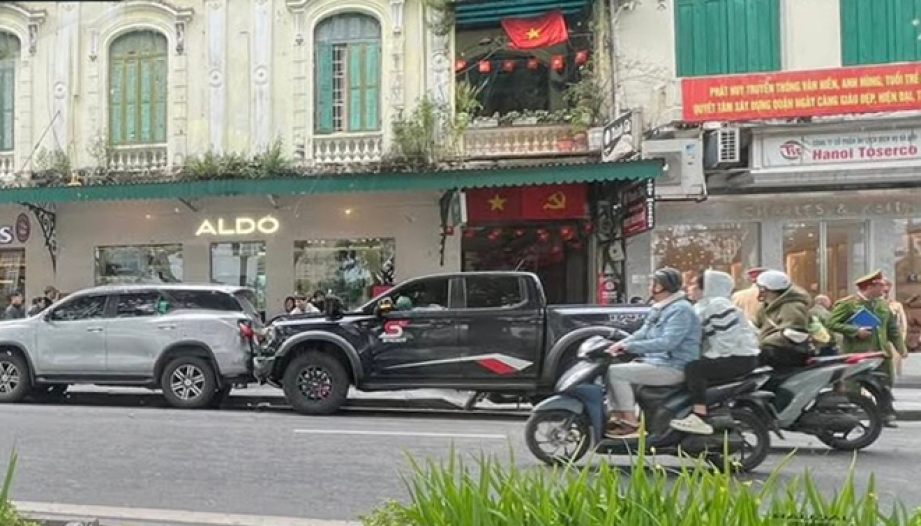 Ảnh TNGT: Đưa xe cho bảo vệ lái, chủ xe  Ford Ranger Raptor gặp rắc rối lớn khi gặp tai nạn liên hoàn