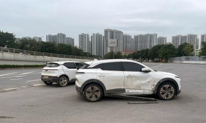 Clip TNGT: Gà nhà đá nhau - VinFast VF 5 đâm bẹp cửa VF 6