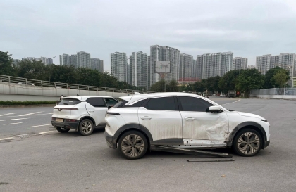 Clip TNGT: Gà nhà đá nhau - VinFast VF 5 đâm bẹp cửa VF 6