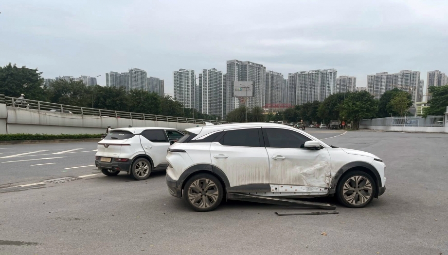 Clip TNGT: Gà nhà đá nhau - VinFast VF 5 đâm bẹp cửa VF 6