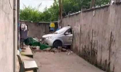 Ảnh TNGT: Xe tập lái đâm thủng tường, học viên hay thày dạy lái xe?