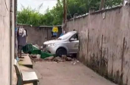 Ảnh TNGT: Xe tập lái đâm thủng tường, học viên hay thày dạy lái xe?