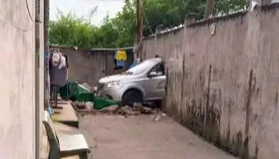 Ảnh TNGT: Xe tập lái đâm thủng tường, học viên hay thày dạy lái xe?