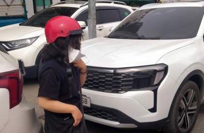 Ảnh TNGT: Nữ tài xế cầm lái Ford Territory mở cửa gây tai nạn vẫn muốn bắt đền học sinh đi xe máy