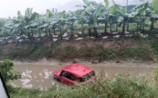 Ảnh TNGT: Bất chấp ngày mưa, VinFast VF 3 vẫn lội xuống mương tắm cho mát