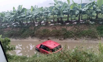 Ảnh TNGT: Bất chấp ngày mưa, VinFast VF 3 vẫn lội xuống mương tắm cho mát