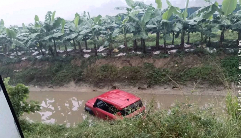 Ảnh TNGT: Bất chấp ngày mưa, VinFast VF 3 vẫn lội xuống mương tắm cho mát