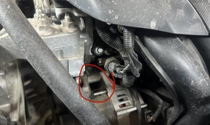 Máy xe Mazda 3 bị thấm dầu thế này có sao không?