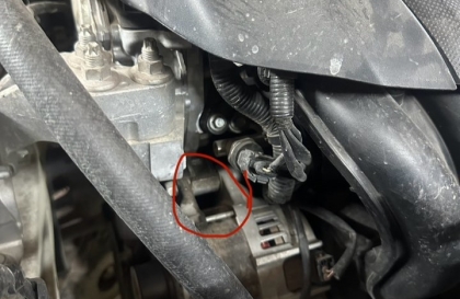 Máy xe Mazda 3 bị thấm dầu thế này có sao không?