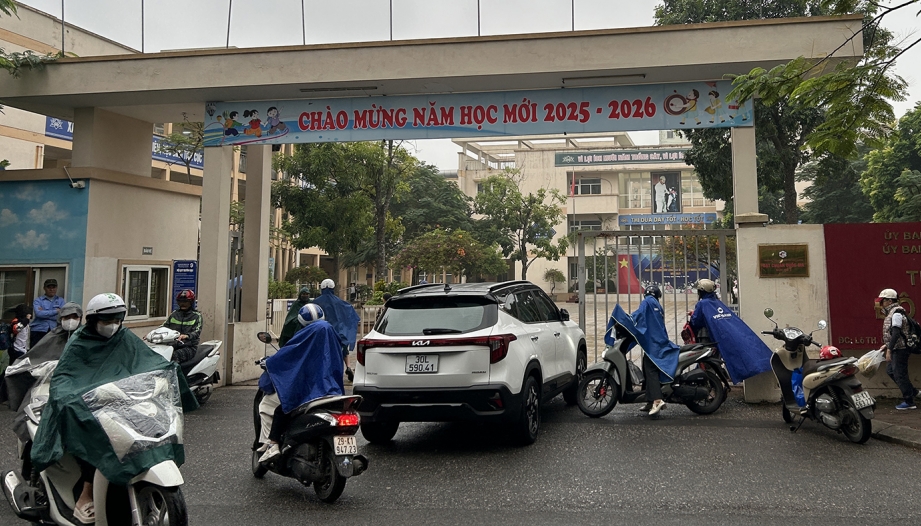Cha mẹ là tấm gương cho trẻ em, mong các phụ huynh đỗ xe có ý thức