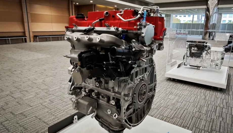 Japan Mobility Show 2025: Toyota cam kết tiếp tục đầu tư nghiên cứu phát triển động cơ ICE và hybrid