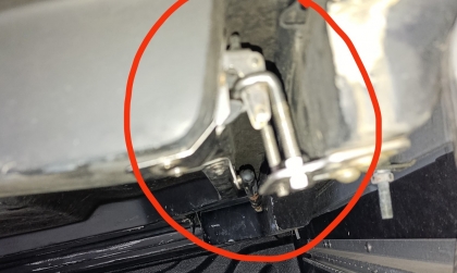 Xin cách khắc phục chốt nắp thùng xe Nissan Navara