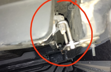 Xin cách khắc phục chốt nắp thùng xe Nissan Navara