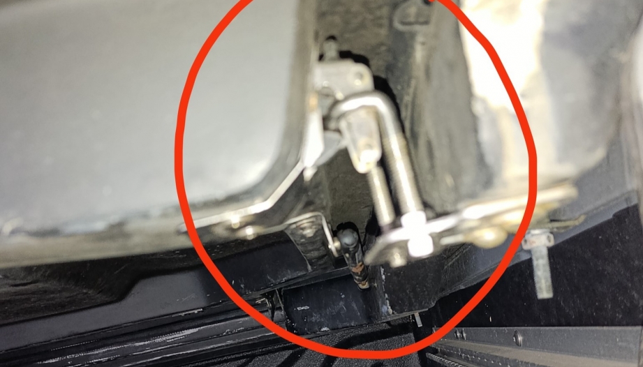 Xin cách khắc phục chốt nắp thùng xe Nissan Navara