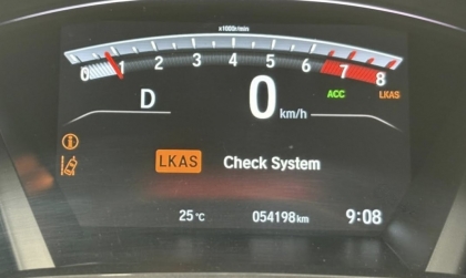 Các bác chia sẻ giúp kinh nghiệm xử lý xe Honda CR-V hiện lỗi trên đồng hồ thế này?