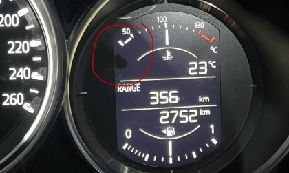 Sao màn đồng hồ Mazda CX-5 vừa mua đã bị chấm đen thế?