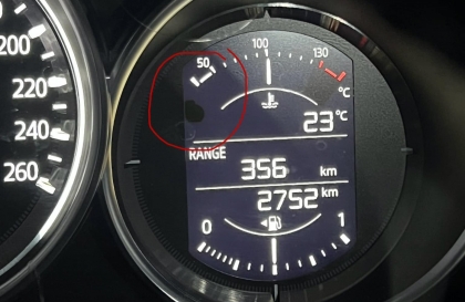 Sao màn đồng hồ Mazda CX-5 vừa mua đã bị chấm đen thế?