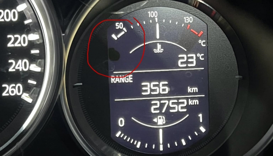 Sao màn đồng hồ Mazda CX-5 vừa mua đã bị chấm đen thế?