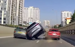 Clip TNGT: BYD Sealion 6 tăng ga đột ngột, đâm vào Corolla Cross và VinFast VF 6