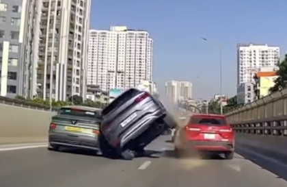 Clip TNGT: BYD Sealion 6 tăng ga đột ngột, đâm vào Corolla Cross và VinFast VF 6