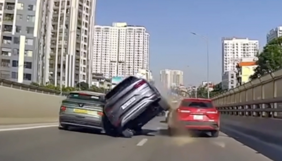 Clip TNGT: BYD Sealion 6 tăng ga đột ngột, đâm vào Corolla Cross và VinFast VF 6