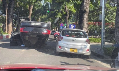 Clip TNGT: Volvo S90 làm điều không tưởng, lật ngửa bụng giữa trung tâm Hà Nội