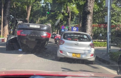 Clip TNGT: Volvo S90 làm điều không tưởng, lật ngửa bụng giữa trung tâm Hà Nội