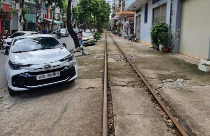 Ảnh TNGT: Lạ nước lạ cái, Toyota Vios bị tàu hoả đâm bẹp đầu xe vì nghĩ đường ray không có tàu hoả chạy