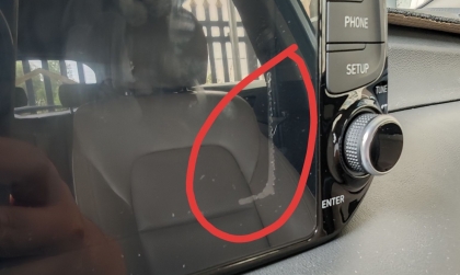 Màn hình Hyundai Tucson bị vệt thế này là sao nhỉ?