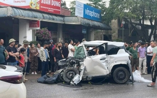 Clip TNGT: Hiện trường kinh hoàng - VinFast VF 3 biến dạng hoàn toàn sau va chạm với xe đầu kéo