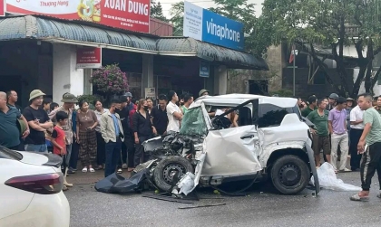 Clip TNGT: Hiện trường kinh hoàng - VinFast VF 3 biến dạng hoàn toàn sau va chạm với xe đầu kéo