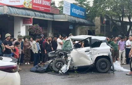 Clip TNGT: Hiện trường kinh hoàng - VinFast VF 3 biến dạng hoàn toàn sau va chạm với xe đầu kéo